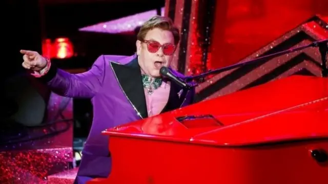Elton john yagirije Ekleziya Katolika ko ari abiyorobetsi