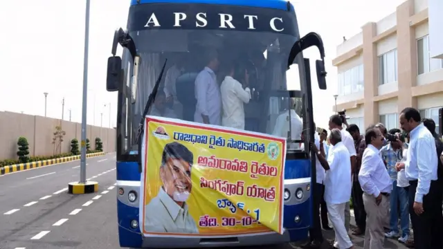 বিমানবন্দরের পথে বাসে উঠছেন কৃষকরা