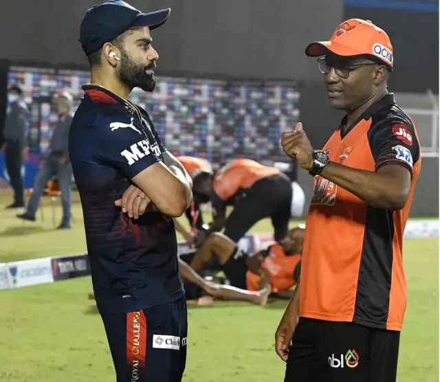 मैच के बाद विराट कोहली वेस्टइंडीज के दिग्गज क्रिकेटर ब्रायन लारा के साथ बात करते दिखे