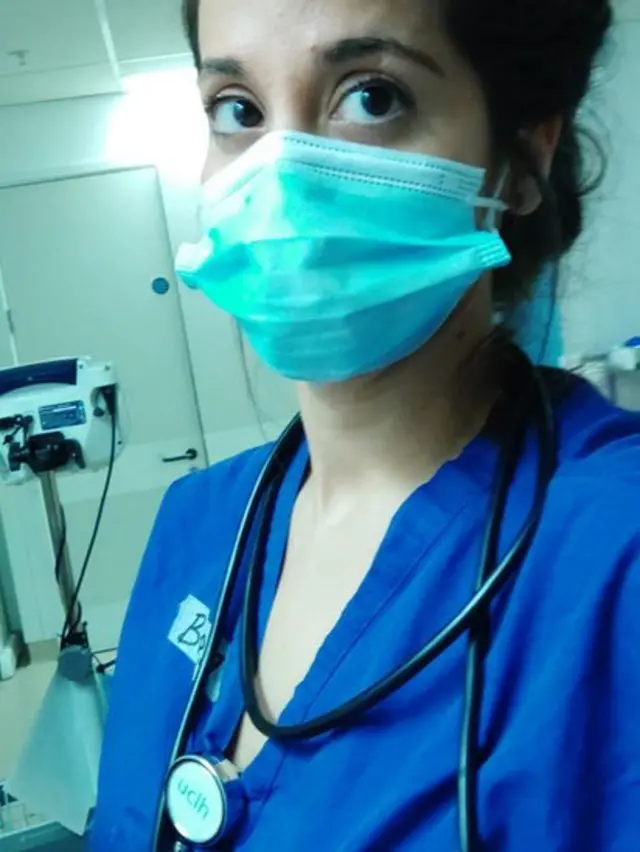 Belén Montoro en el hospital de Londres donde trabaja.