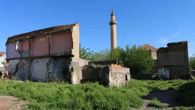 2009'da yıkılan evlerin arasında Ali Paşa Cami'nin minaresi