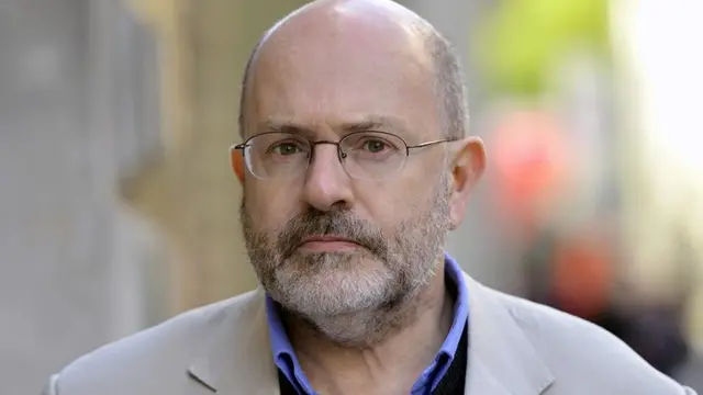 يقول الصحفي جون سويني إنه لا يمكنك فهم ما حدث مع جيفري إبستين دون فهم علاقتها مع والدها