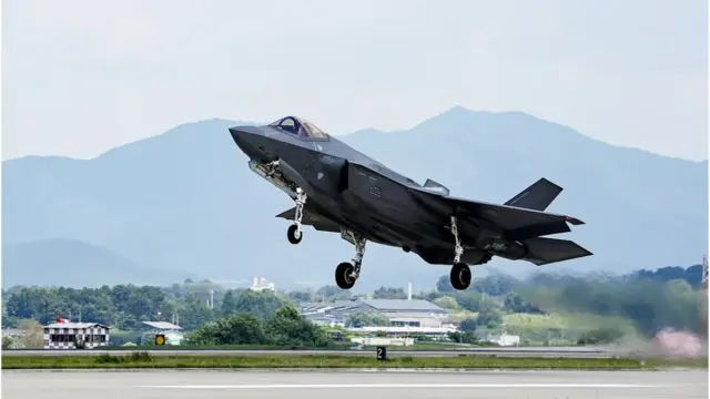 공군 제17전투비행단 소속 F-35A 전투기가 21일 한미연합연습 '을지 자유의 방패'(UFS·을지프리덤실드) 시작과 함께 실시된 방어제공훈련에 참가하기 위해 힘차게 이륙하고 있다