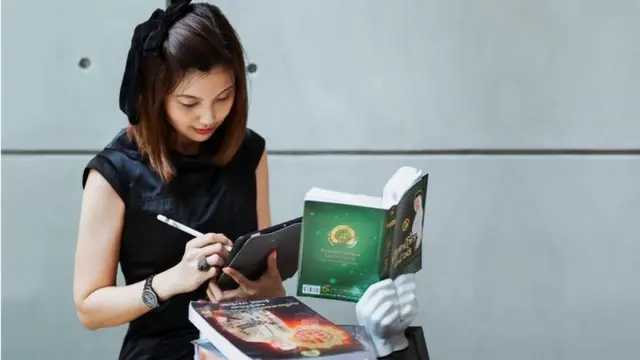 หมออณิการะบุว่าเธอคือ "นักวางแผนยุทธศาสตร์ชีวิตโดยใช้ดวงดาว" ด้วยเพราะในชีวิตจริงนอกเหนือจากชั่วโมงโหราศาสตร์ เธอทำงานเป็นที่ปรึกษาด้านกลยุทธ์