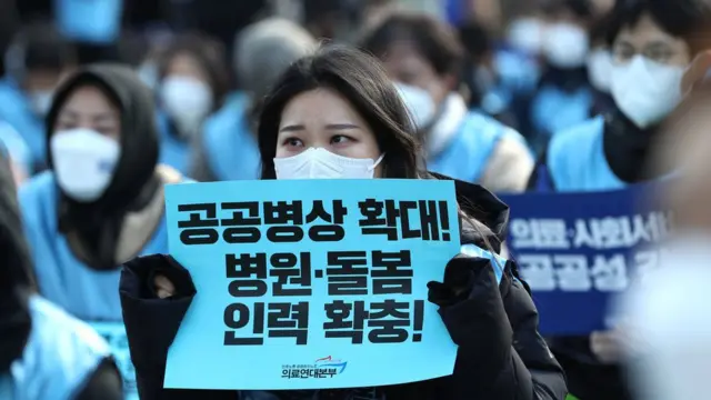 의료연대본부 관계자들이 11일 청와대 앞에서 열린 '내 삶을 지켜주는 공공의료 의료연대본부 총파업 총력투쟁 결의대회'를 진행하고 있다