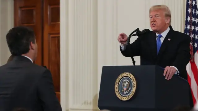 Tổng thống Donald Trump 'đấu khẩu' với phóng viên Jim Acosta của CNN tại cuộc họp báo hôm 7/11.