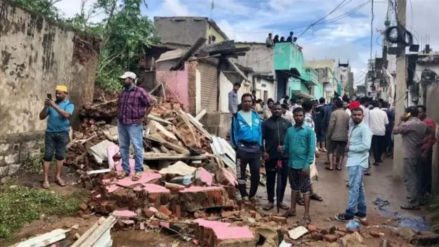గౌస్ నగర్ లో ఓ కాలనీ మీద ఓ ప్రహరీ గోడ కూలడంతో ఒకే కుటుంబంలో ఐదుగురు చనిపోయారు