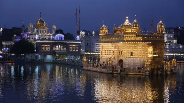 अमृतसरचे सुवर्ण मंदिर