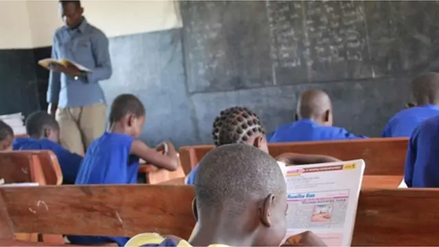 Olukọ kan n kọ awọn akẹkọ ni kilaasi