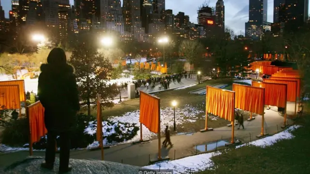 Por las puertas de Christo Yavacheff y Jeanne-Claude