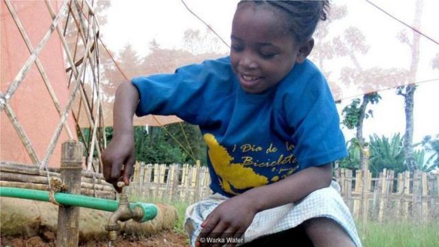 一名儿童在埃塞俄比亚多尔兹的瓦尔卡塔收集干净的饮用水。