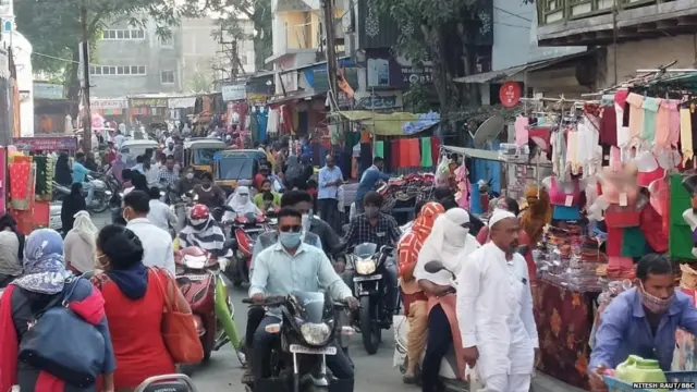 अमरावतीमध्ये दिवाळीची खरेदी करताना गर्दी दिसून आली.