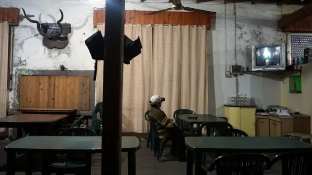 La vida en Ernestina es lenta y tranquila, aunque los lugareños se quejan de que el salario no les alcanza.