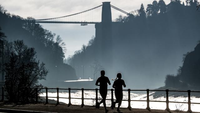 Dos mujeres corren en Bristol, Reino Unido.