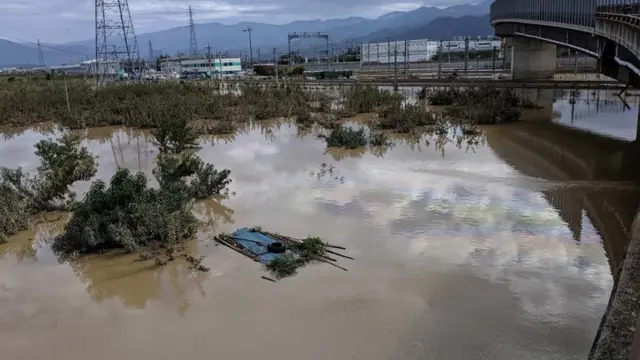徳永さんは10月14日、リンゴ畑のこの写真をフェイスブックに投稿した