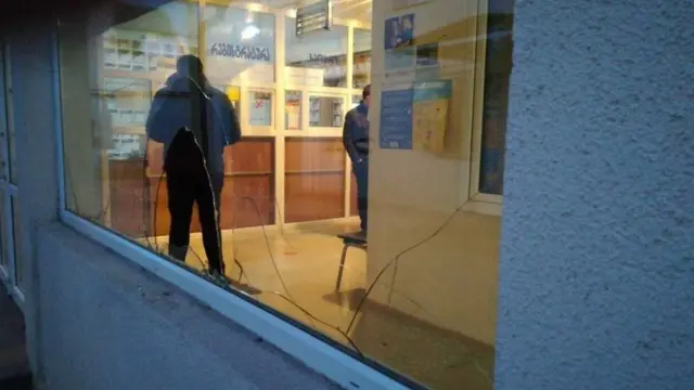 Окно в больнице, рвзбитое родственниками 27-летней мелсестры, впавшей в кому после прививки вакцины Astra-Zeneca