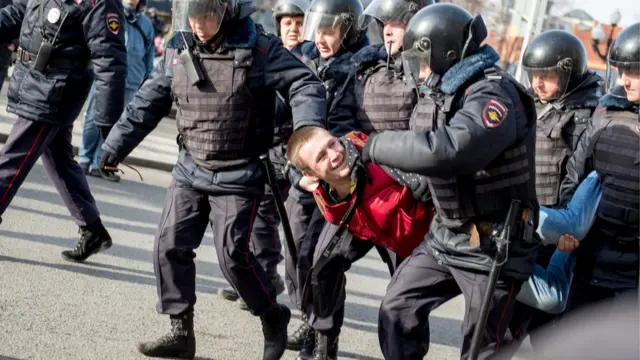 Молодого человкека задерживают на акции 26 марта