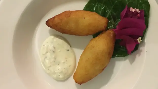 Carimañolas o pasteles de yuca frita rellenos de carne o de queso.