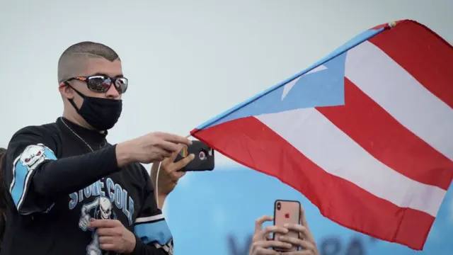 Bad Bunny en una protesta en Puerto Rico