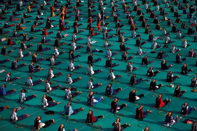 యోగా చేస్తున్న విద్యార్థులు