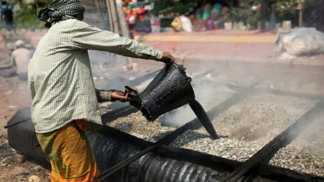 নির্মাণ খাত ঢাকার বায়ু দূষণের একটি উৎস।