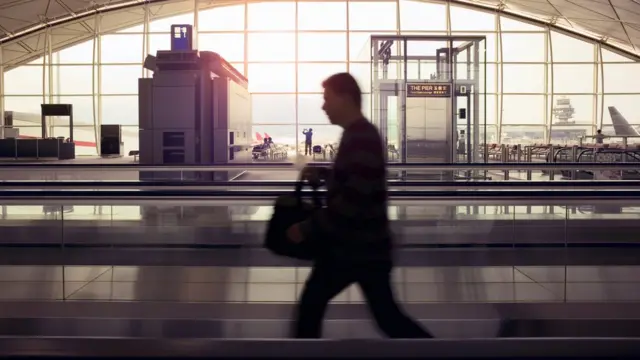 Homem andando no aeroportotruco online valendo dinheiroHong Kong