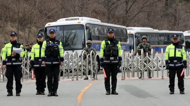 韓國警方在高爾夫球場外布置警戒線）