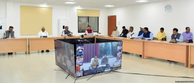 मुख्यमंत्री नितीश कुमार कोरोना व्हायरस संबंधीची बैठक घेताना