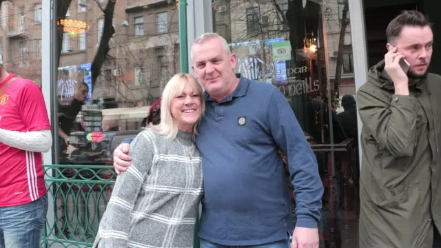 Ці британці з теплотою пригадують свій візит до Донецька кілька років тому і їх вражає, як той аеропорт, де вони були, згодом був знищений