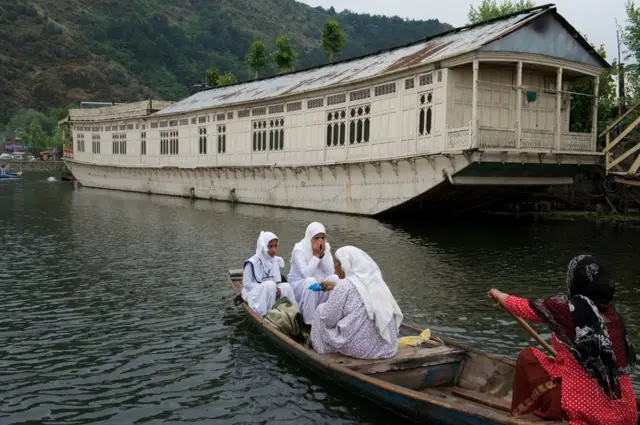 దాల్ సరస్సులో హైస్ బోట్లు