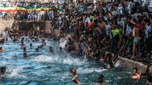 abakiristu b'aba-orthodox muri Ethiopia baridumbaguza mu rwogero rw'amateka ku munsi bizihiza Timkat.