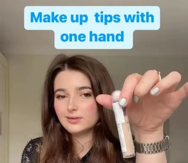 키아라가 메이크업 제품을 들고 있는 모습