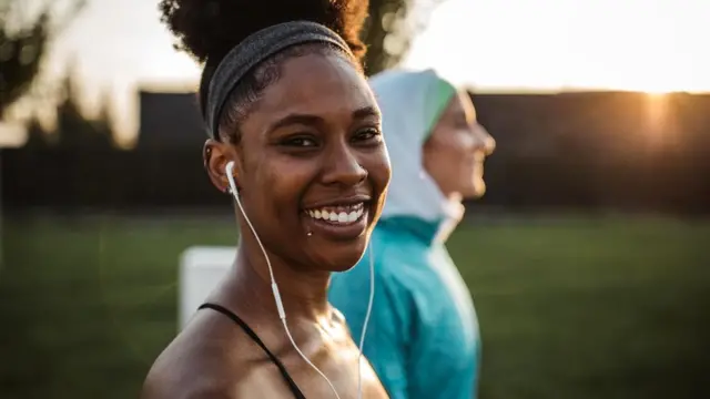 Qərb mədəniyyəti göz kontaktı qurmağın əhəmiyyətini irəli sürür, amma bu, bütün mədəniyyətlərdə eyni məna daşımaya bilər