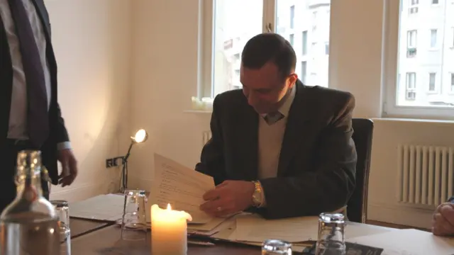 عبدالله روفائل تعهد مصوب این گروه را امضا می‌کند