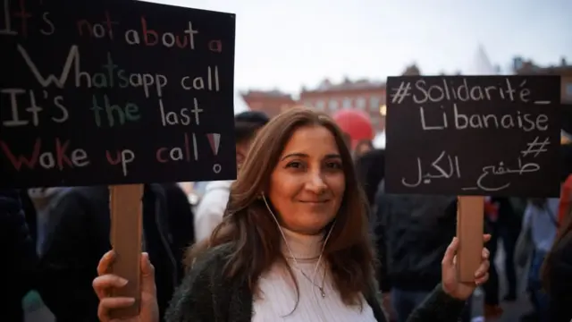 18 Ekim'de Beyrut'ta "Bu sadece bir WhatsApp meselesi değil; bir uyanış çağrısı" dövizi taşıyan bir protestocu.