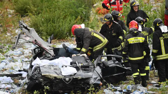 Автомобиль, разбившийся после падения с моста Моранди