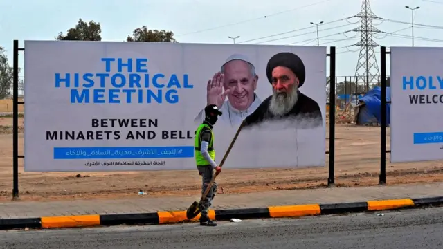 Papa ve El Sistani pankartları