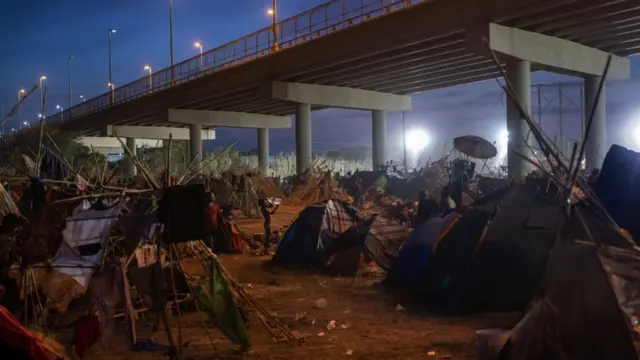 ਸਤੰਬਰ ਮਹੀਨੇ ਵਿੱਚ ਡੈਲ ਰੀਓ, ਟੈਕਸਸ ਦੇ ਪੁਲ ਹੇਠ ਸੌਂ ਰਹੇ ਲਗਭਗ 15,000 ਲੋਕ, ਇਨ੍ਹਾਂ ਵਿੱਚੋਂ ਹੇਤੀ ਤੋਂ ਹਨ