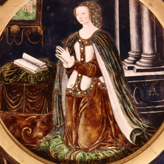 Catalina rezando