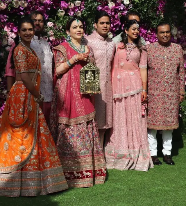 ગયા વર્ષે આકાશ અને શ્લોકાની સગાઈ થઈ હતી, બંને મુંબઈમાં આવેલી ધીરુભાઈ અંબાણી ઇન્ટરનેશનલ સ્કૂલમાં ભણતી વખતે મિત્રો બન્યાં હતાં.