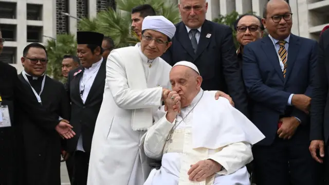 Pope Francis (R) poses with Grand Imam of Istiqlal Mosque Nasaruddin Umar (L) for a family photo at the end of the interreligious meeting at the Istiqlal Mosque in Jakarta, Indonesia, 05 September 2024