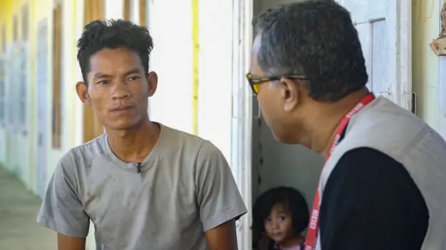 কোহ্ কোহ্ বরছিলেন আর্মি তার গ্রামের দোতলা বাড়ি জ্বালিয়ে দিয়েছে