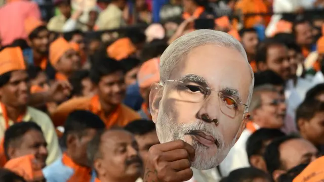 જનસભામાં મોદી માસ્ક સાથે મોટી સંખ્યામાં લોકો