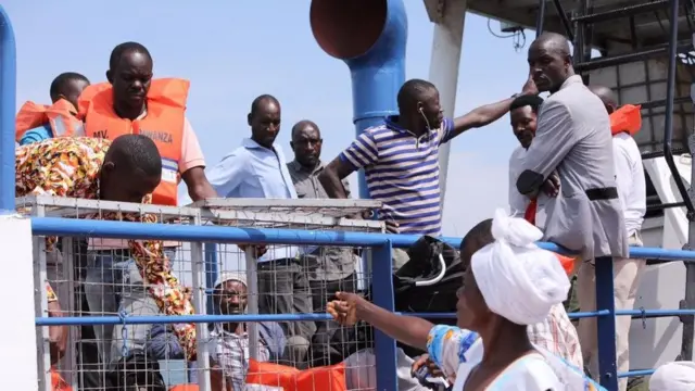 Abiria wakipewa maboya katika kivuko cha MV Saba saba