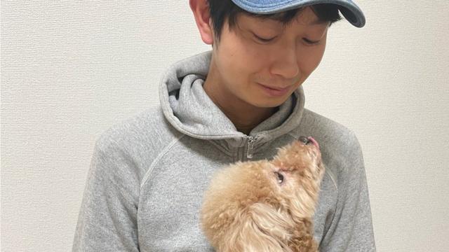Shoji Morimoto regardant un chien.