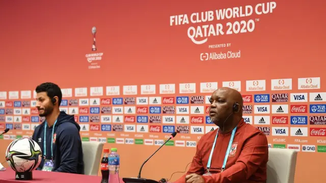 مدرب النادي الأهلي، بيتسو موسيماني، واللاعب المصري محمد الشناوي.