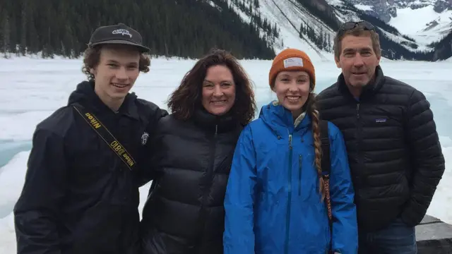 Linsay con su esposo e hijos.