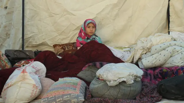 کودکی بیجاشده قندوز در زیر چادری در ولایت تخار