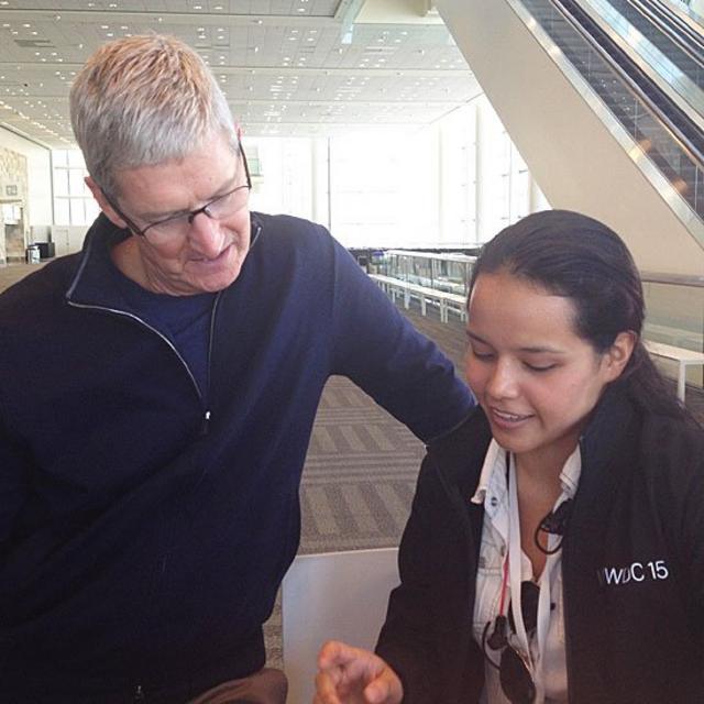 Tim Cook, director ejecutivo de Apple, junto a Alejandrina