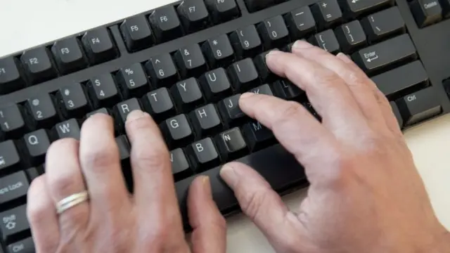 இந்தியர்களை துரத்தும் `ரகசிய கண்காணிப்பு` மென்பொருட்கள்